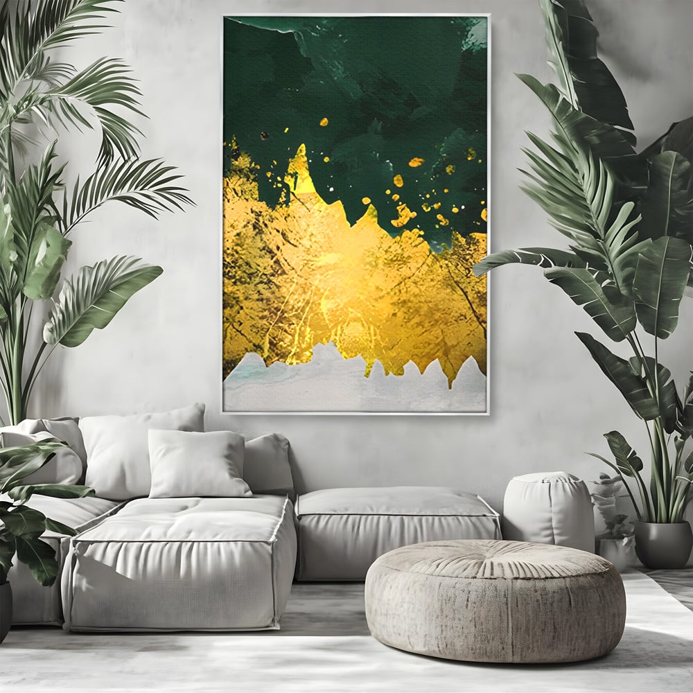 Tablou canvas cu tablou canvas abstract verde si auriu, in rama de aluminiu argintiu, pe perete intr-un living